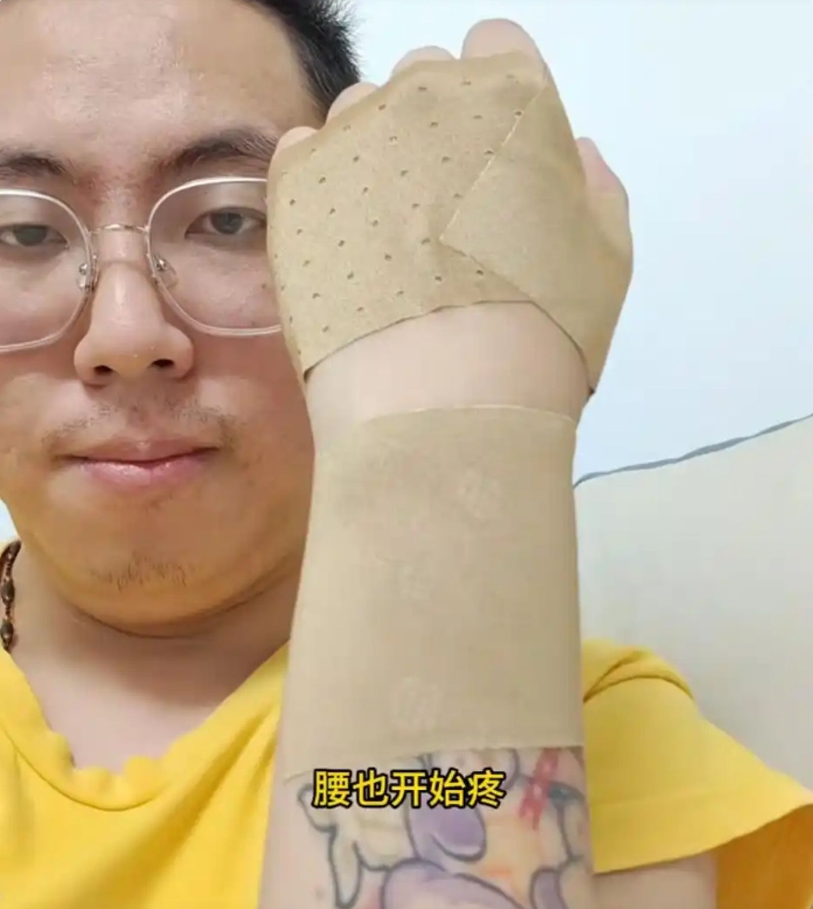 小茉莉的爸爸罹患肌鍵炎。（圖／翻攝新聞晨報）