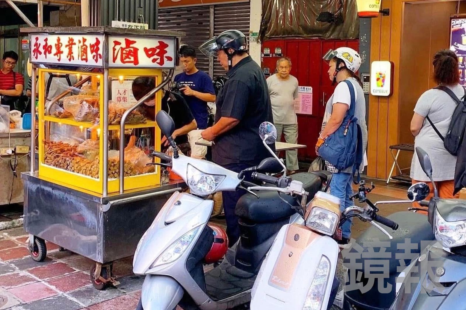 「永和專業滷味」是永和民生路上的超人氣小吃，時常在排隊，賣完就提早收工。