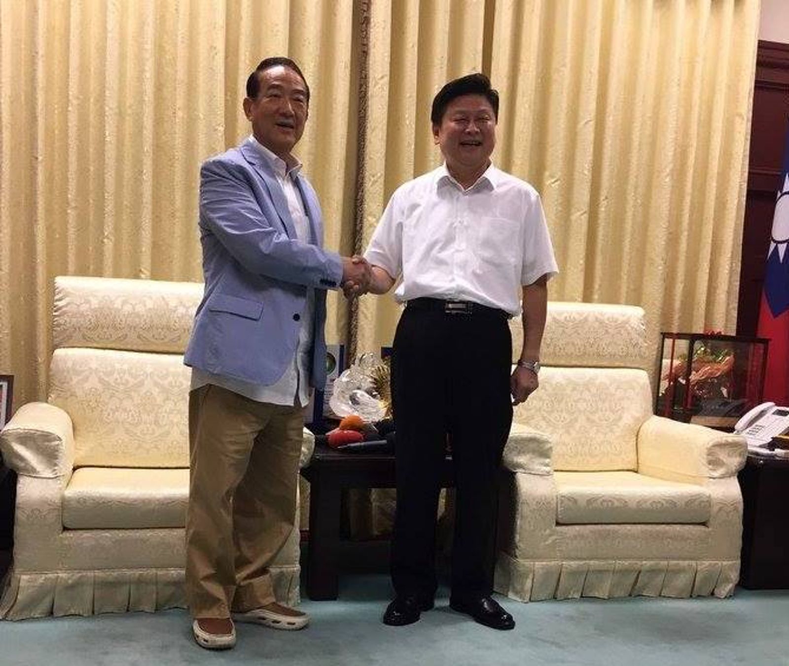 宋楚瑜(左)和傅崐萁關係良好,當初傅崐萁踏入政壇時加入親民黨,跟隨宋楚瑜。(圖/翻攝「宋楚瑜找朋友」臉書粉專)