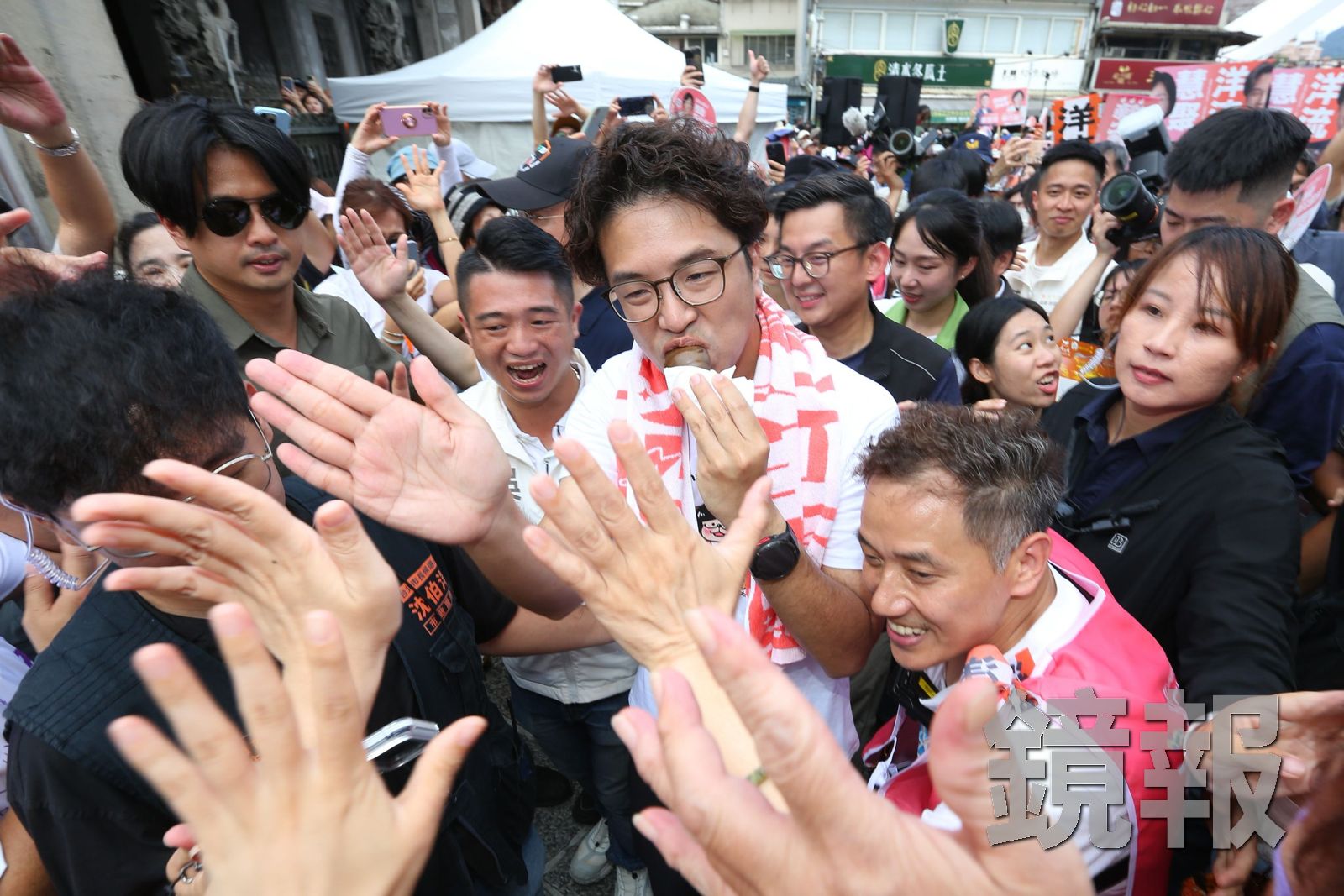 圖輯/「洋流慧聚」擠爆三峽!沈伯洋邊啃金牛角、邊擊掌掃街