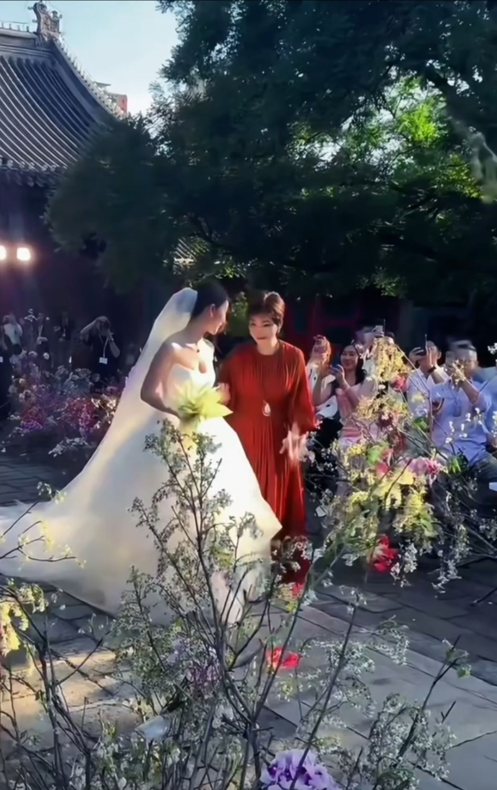 馬筱梅17日在北京舉辦婚禮，由媽媽牽著一起走紅毯。翻攝小紅書