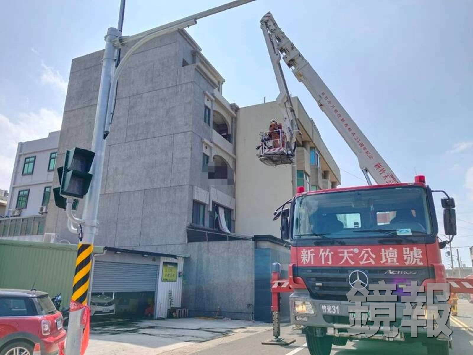 消防隊員出動雲梯車升梯救人。圖/新竹市消防局提供