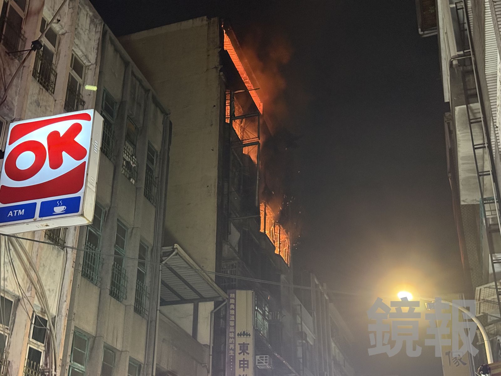 煙從窗外竄出。呂健豪攝