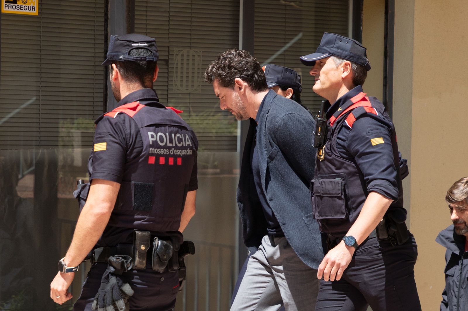 Mango創辦人墜谷亡!45歲兒「從證人變弒父嫌犯」 3675萬交保