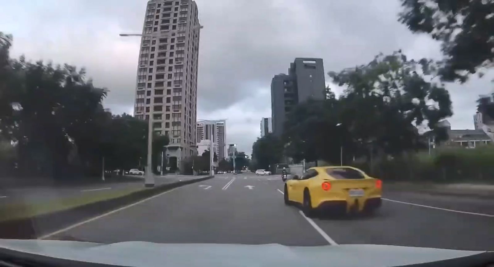 行車紀錄器畫面晚間曝光,劉男駕駛租賃的黃色法拉利F12,高速行經北屯區山西路時,失控撞擊路邊車輛,造成車頭嚴重受損。民眾提供