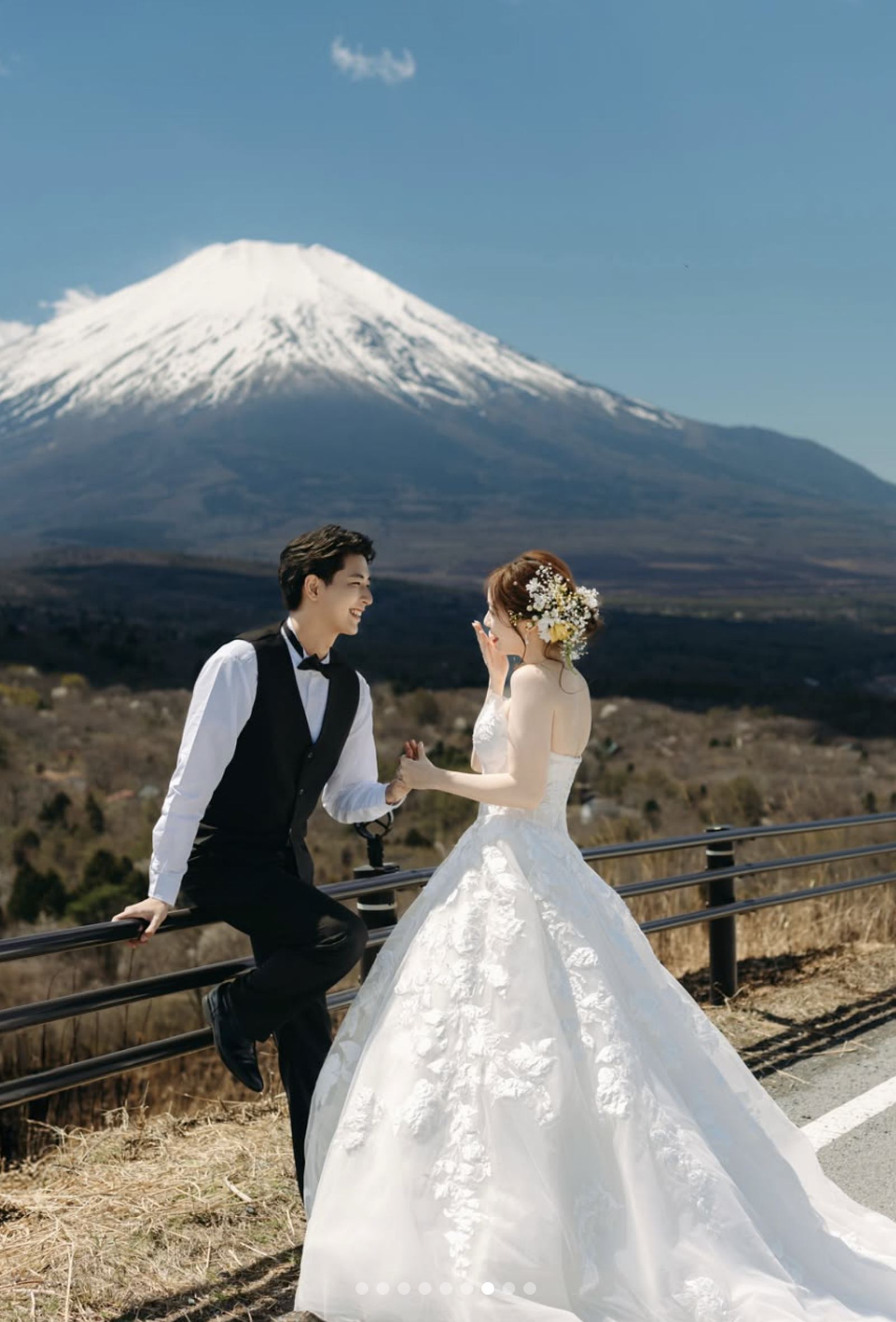 陳天仁(右)與河村一樹在富士山美景前拍攝婚紗照。翻攝IG @yishu_kazuki