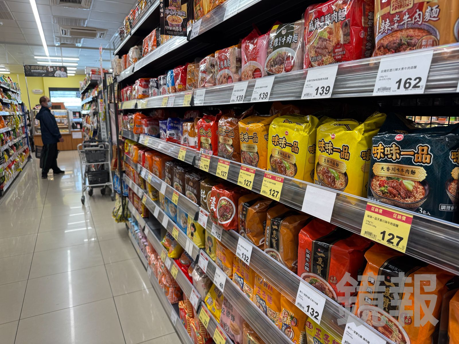 巴威颱風一到→泡麵搶光了!超市貨架竟只剩「這口味」…網全笑翻:寧可餓也不拿