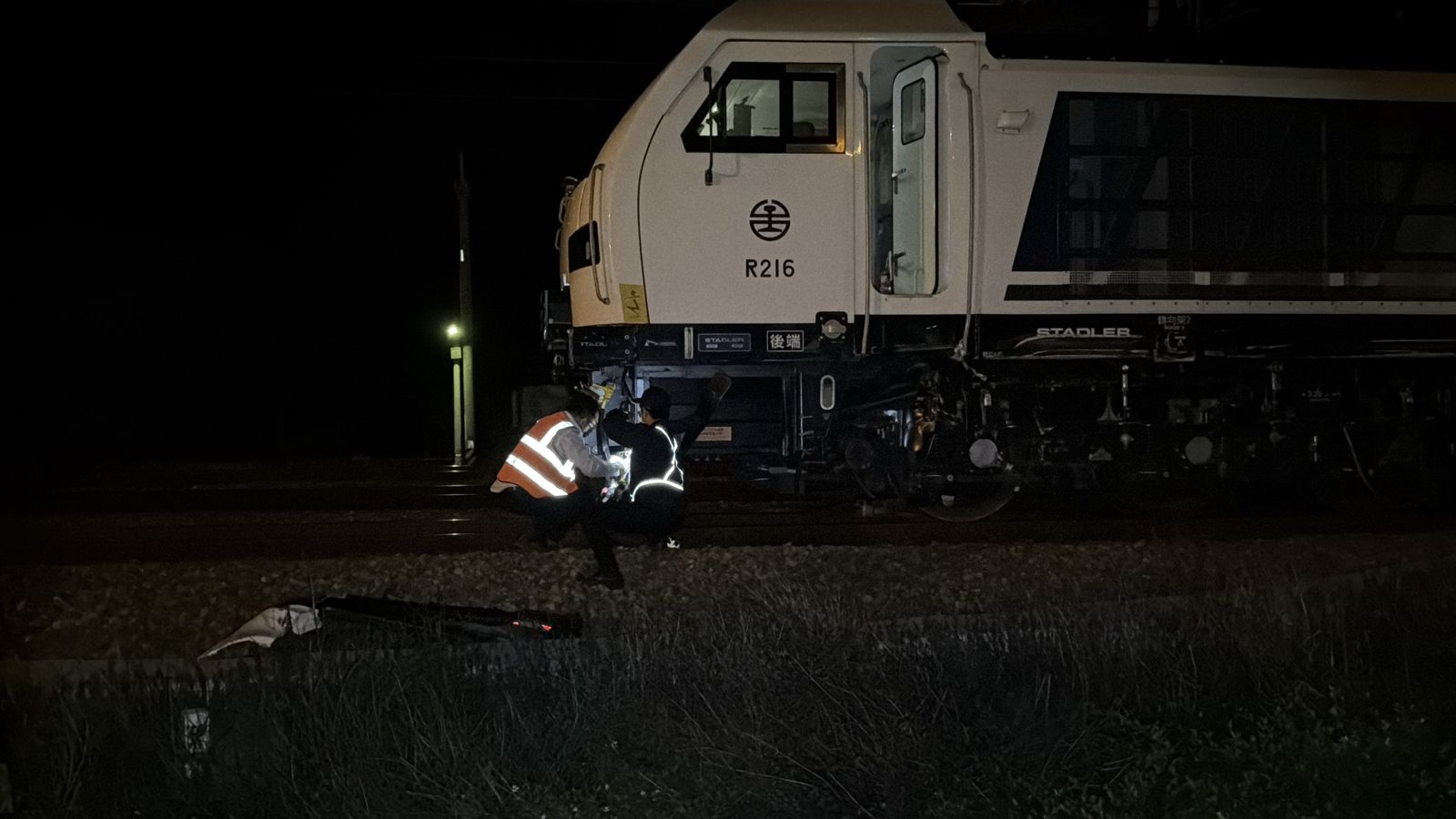 台鐵工程人員緊急檢修受損的貨運列車。民眾提供