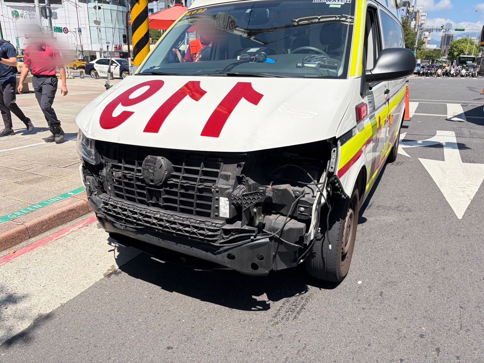 鳴笛趕救人路口遭撞!救護車「車頭慘被削掉」保險桿飛落 驚悚瞬間曝光