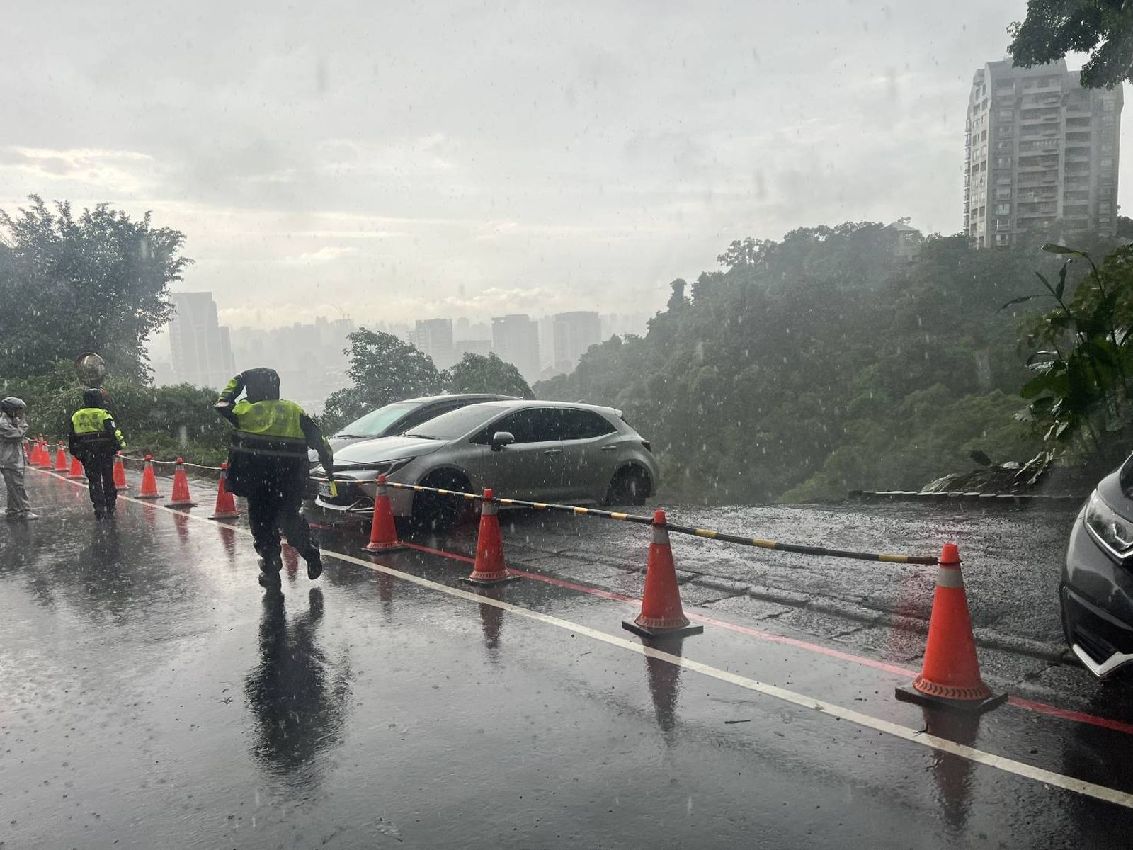 大雨不斷造成新店土石崩塌。翻攝畫面