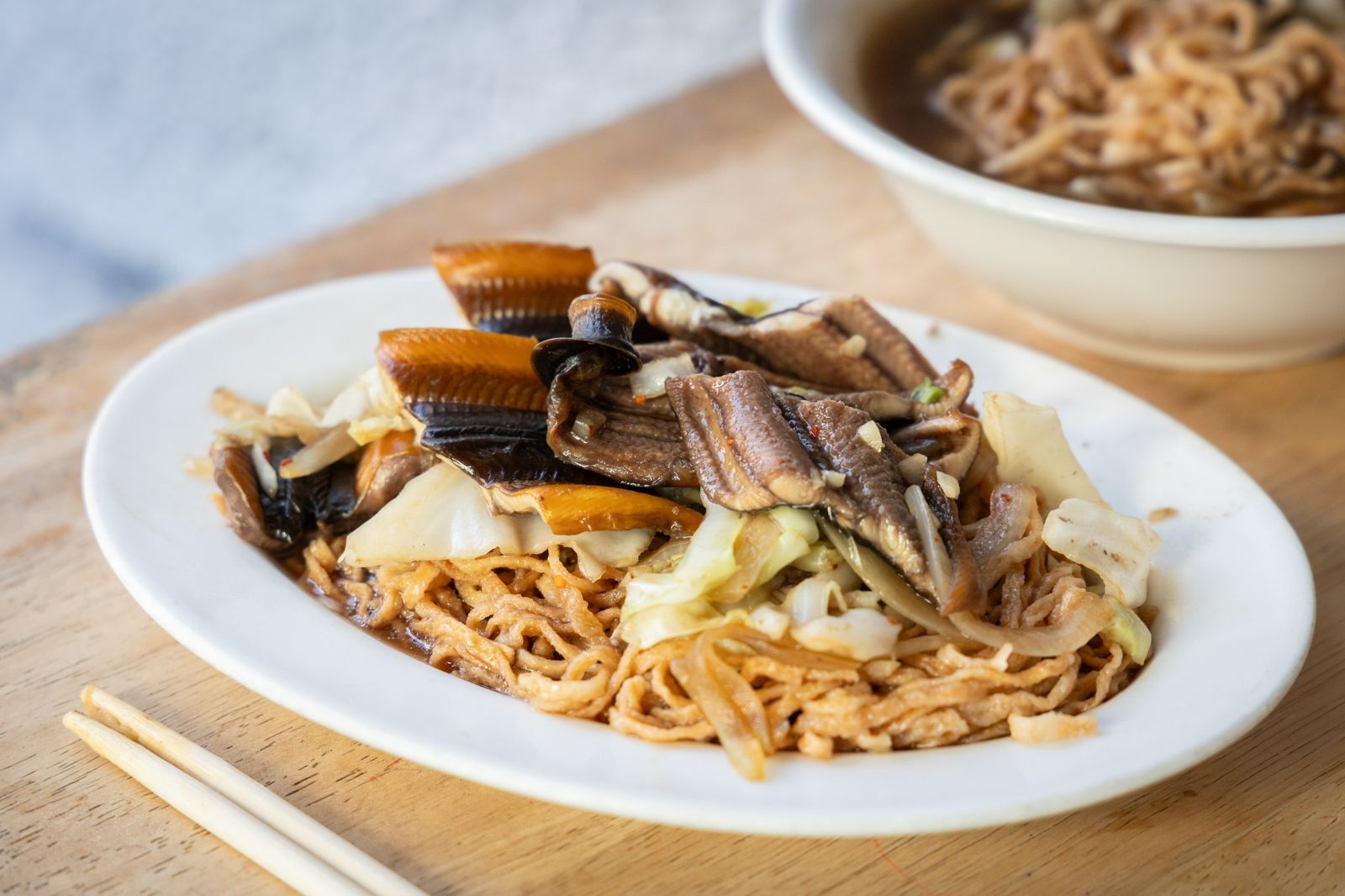 黃家鱔魚意麵的乾炒鱔魚意麵不錯,鱔魚很厚,吃起來爽脆不甜膩。圖/鏡週刊提供