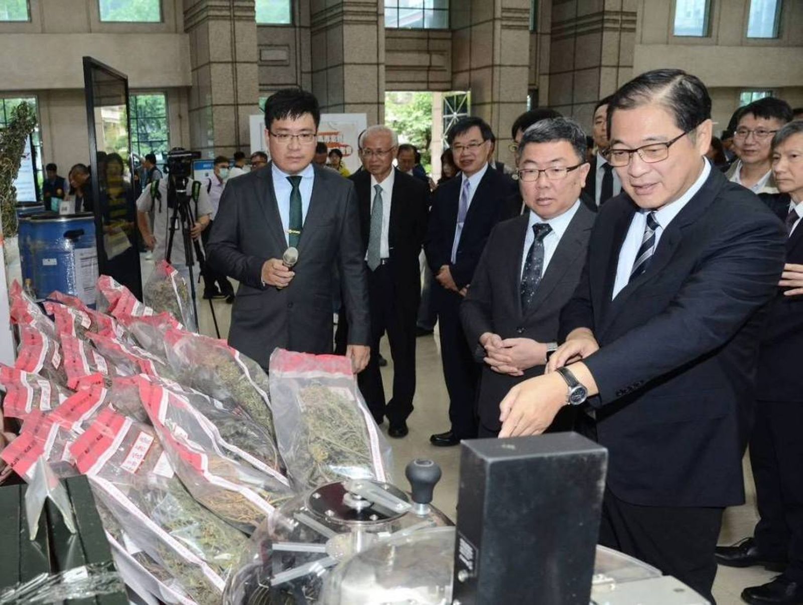 破百公斤「喪屍煙彈」原料闖關 橋頭悍檢攔截20億毒品入台獲表揚