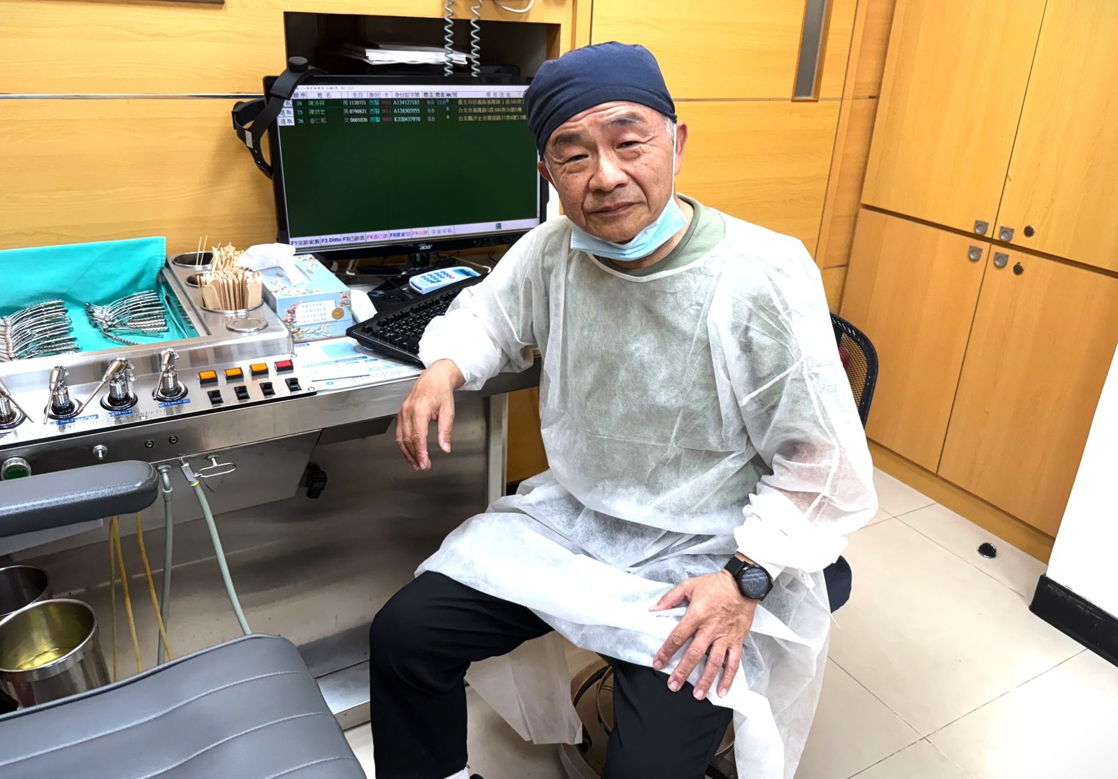 劉行哲醫師親切問完診後，還不忘叮囑一句，最近新冠病毒有再復發流行徵兆，家裡有老人家要小心。