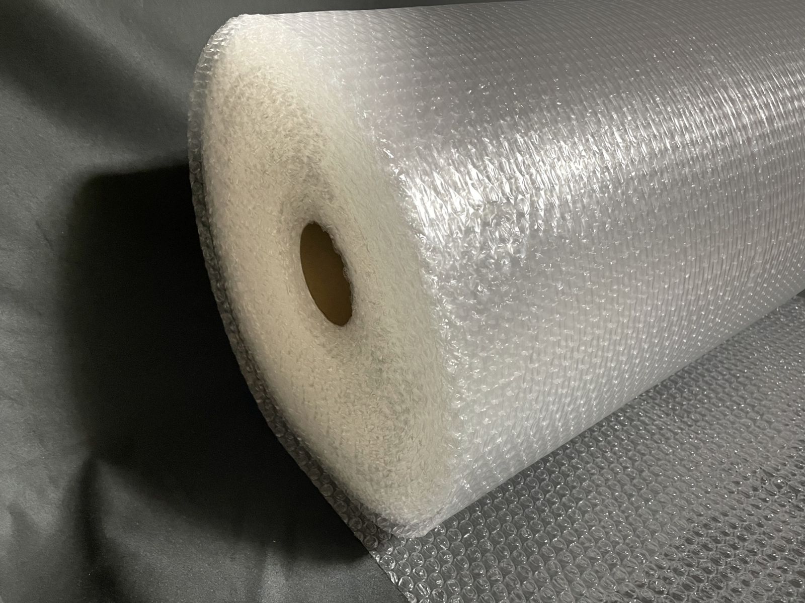 伊藤真紀表示，氣泡膜雖能提升玻璃表面溫度，但無法阻擋冷空氣從窗框或牆面接縫滲入，整體保溫效果不佳。示意圖／取自photoAC