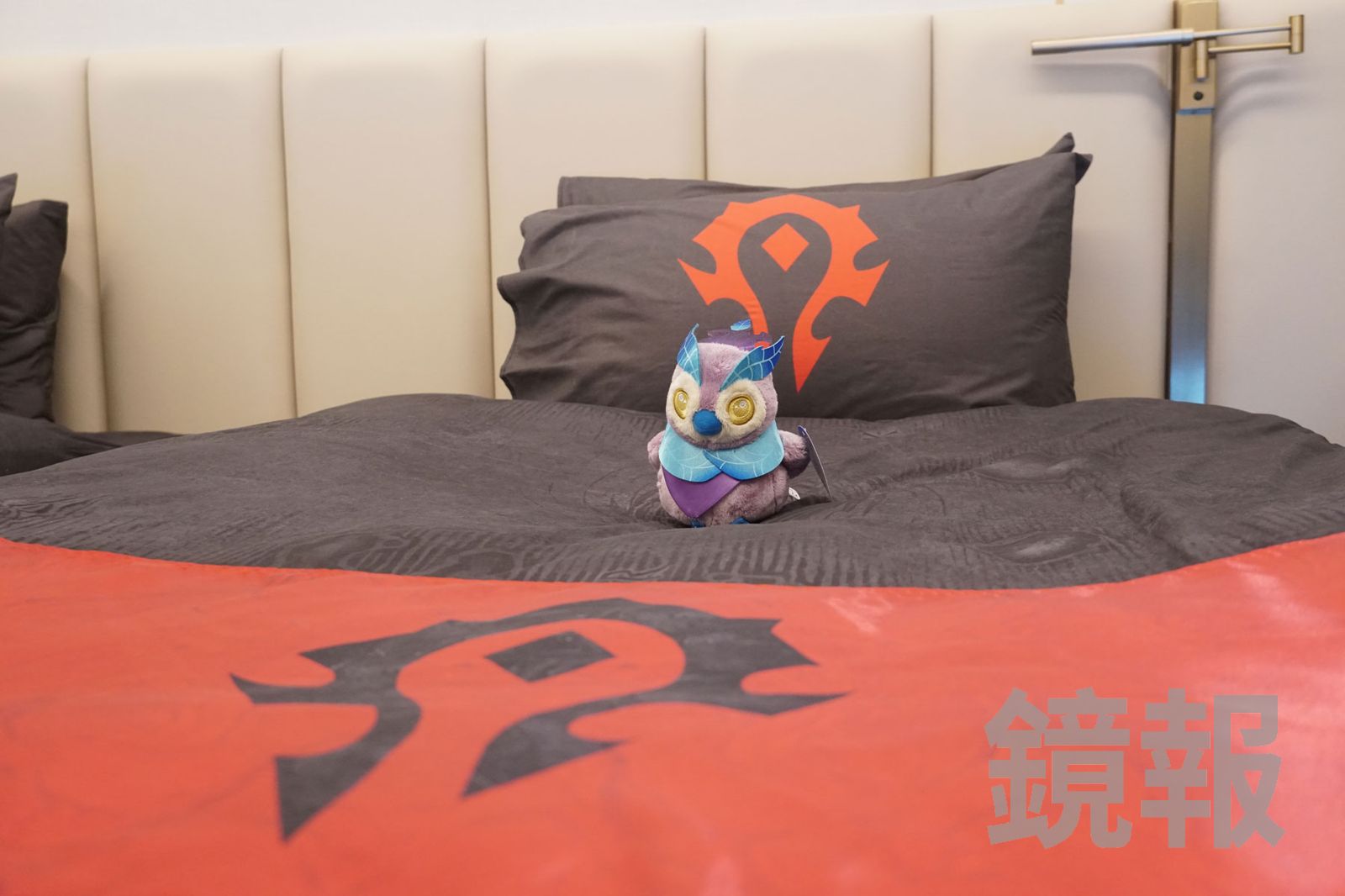 象徵部落與聯盟陣營的旗幟床褥用品，以及贈送給房客的《魔獸世界》皮皮玩偶。