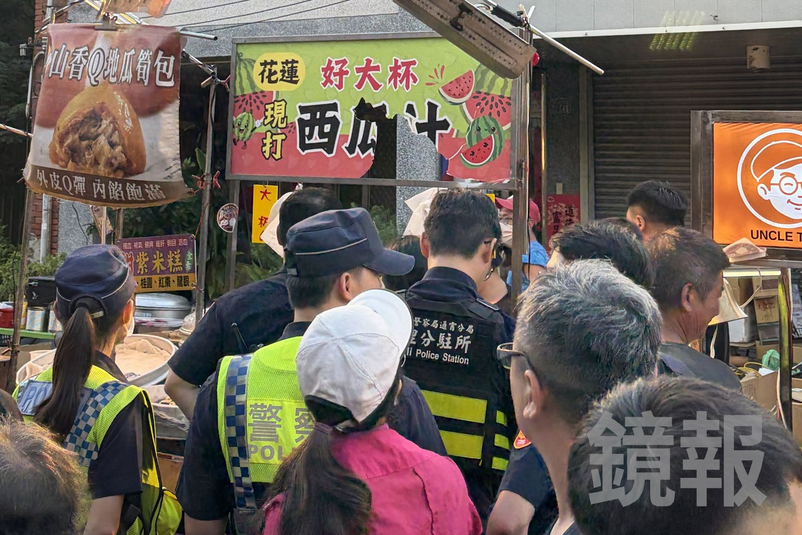 一年一度「鬼門關夜市」爆砸攤!黑衣男砸破西瓜汁攤位招牌 目擊民眾疑這原因起衝突