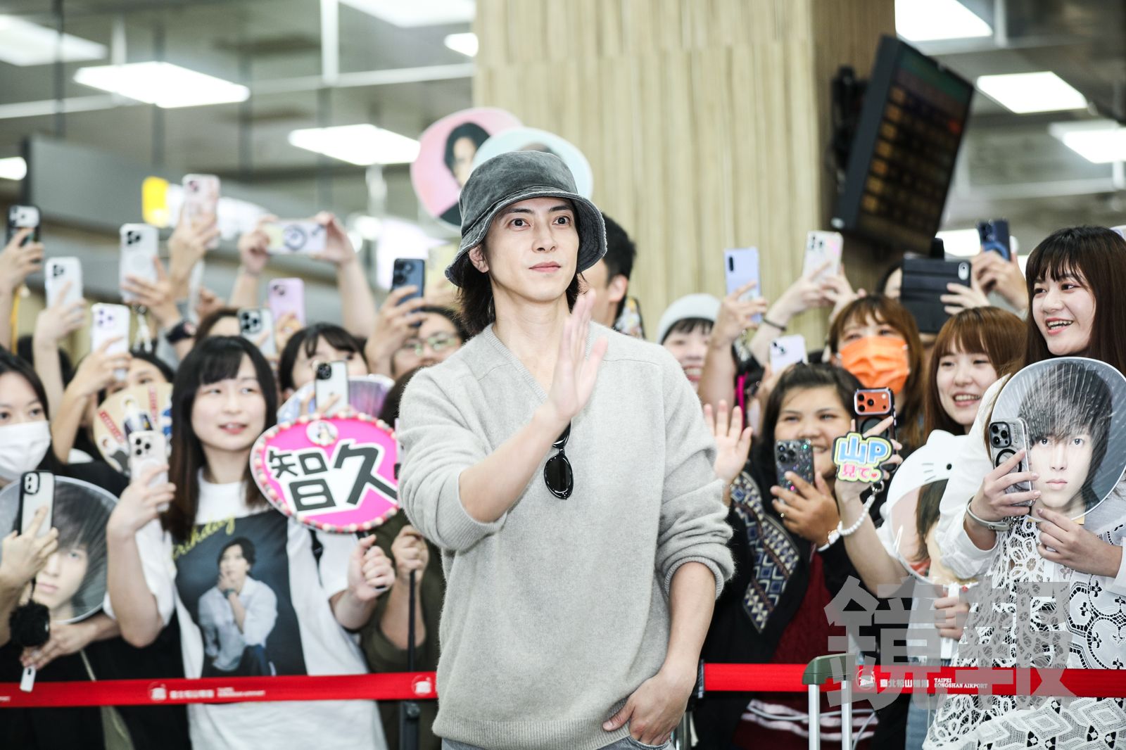 山下智久開心地與粉絲打招呼。鄒保祥攝