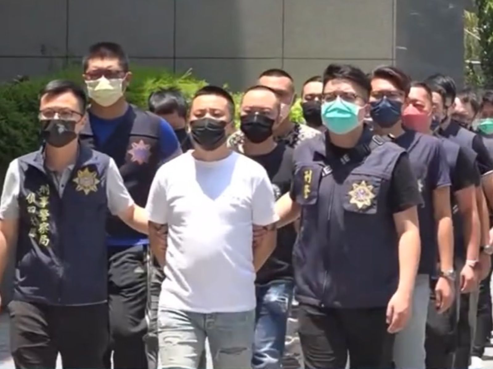 大罷免刑事局掃黑逮千人！「白狼愛將」王啟鑌涉恐嚇罷免團體　遭搜索帶回