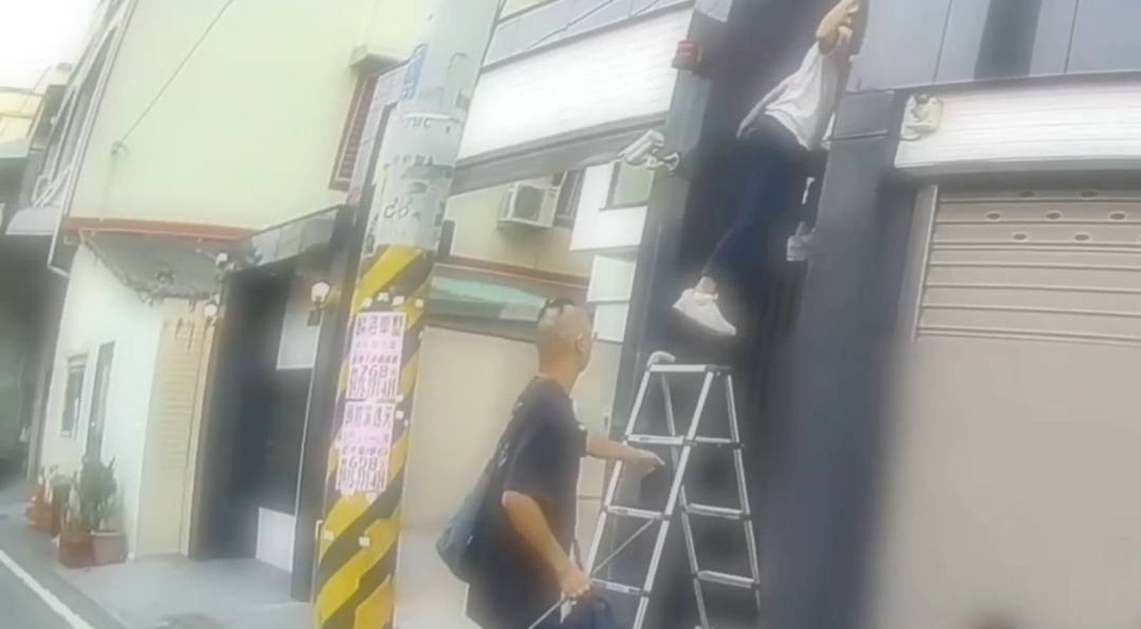 高雄勇警「架梯攻堅」毒窟 8嫌窩頂樓縫隙全遭逮