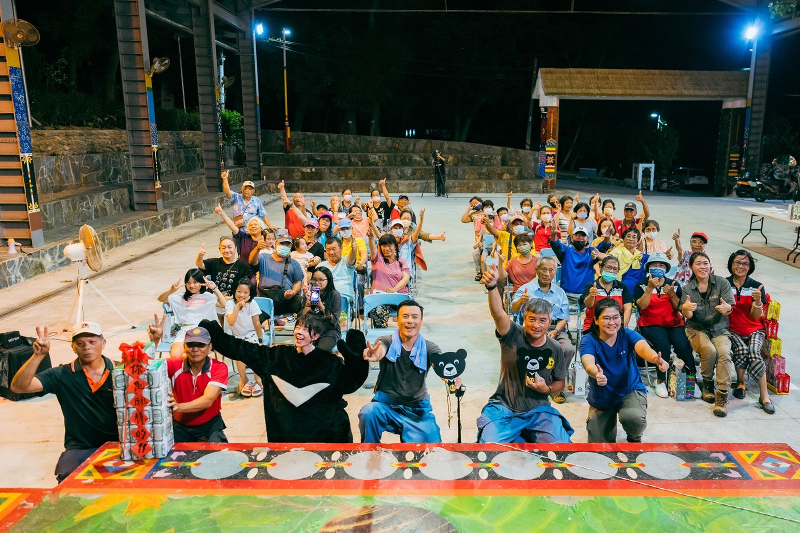 《歐吉桑騎士》李銘順（前右二起）、李銘忠、白癡公主前進部落宣導。公視提供