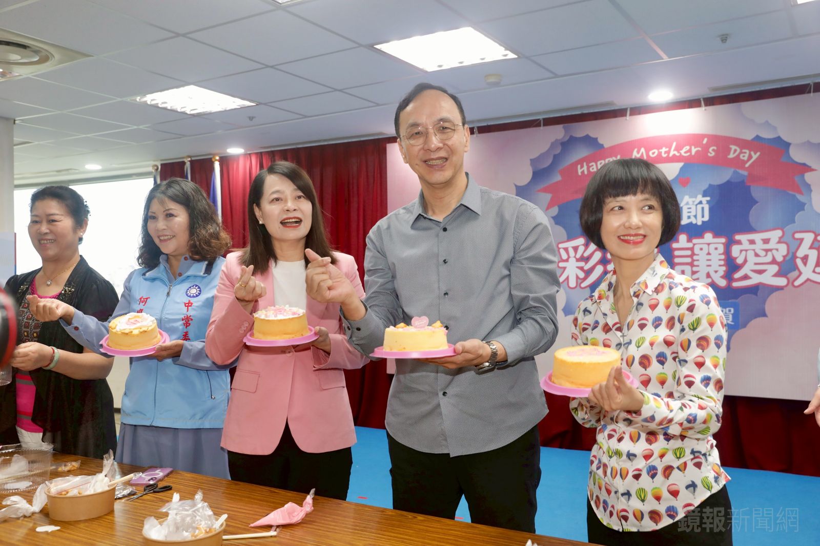 朱立倫今天上午出席國民黨舉辦的「為愛彩繪，讓愛延續」母親節慶祝活動。（圖／鄒保祥攝）