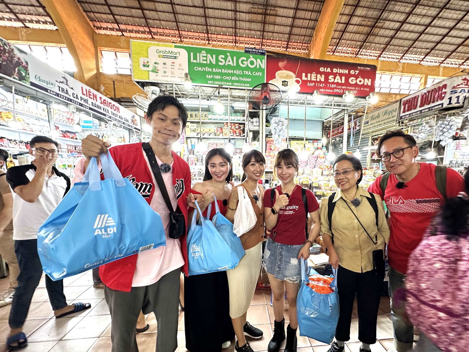 （左起）黃鐙輝、張文綺、Elly、陳怡婷、台語老師與詹姆士一同到市場大採購。公視台語台提供