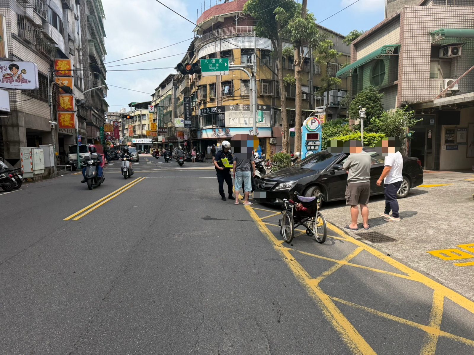 顧此失彼！老翁只看來車沒看人　6旬輪椅婦遭撞飛
