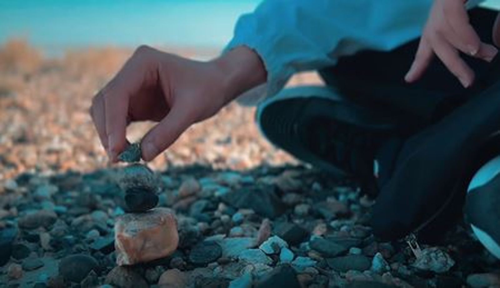 居來提堆疊「瑪尼堆」。翻攝居來提MV畫面