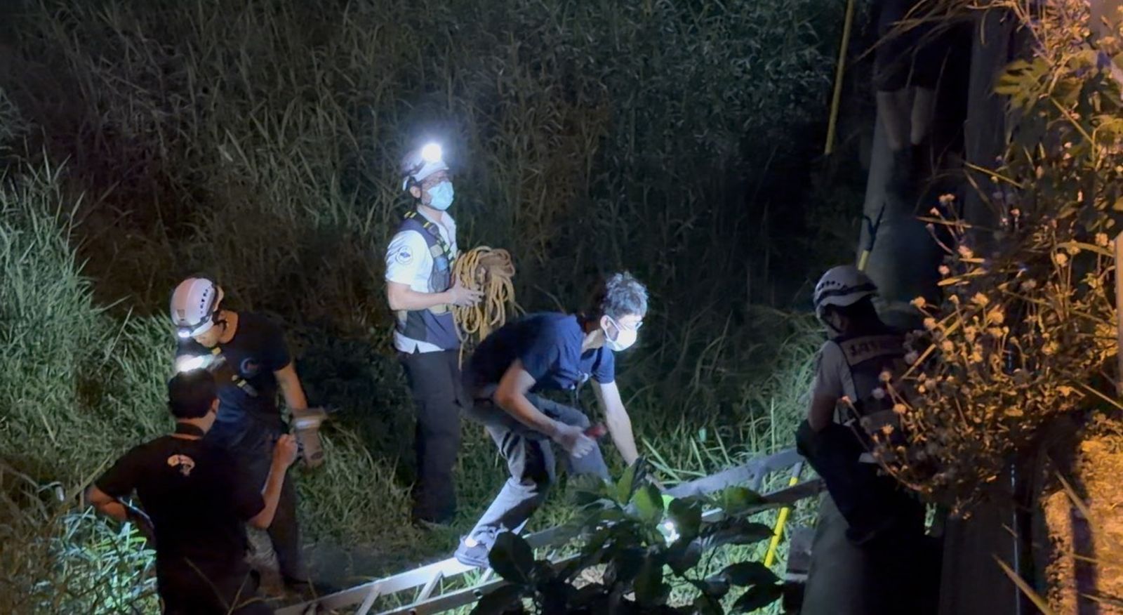 警消在岸邊搜索。圖／翻攝自記者爆料網