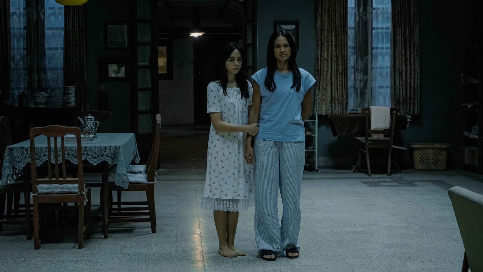 餓40天只能吃墳土！《屍咒還魂》揭密印尼最邪咒術　女星認了：被綁架去飯店過夜