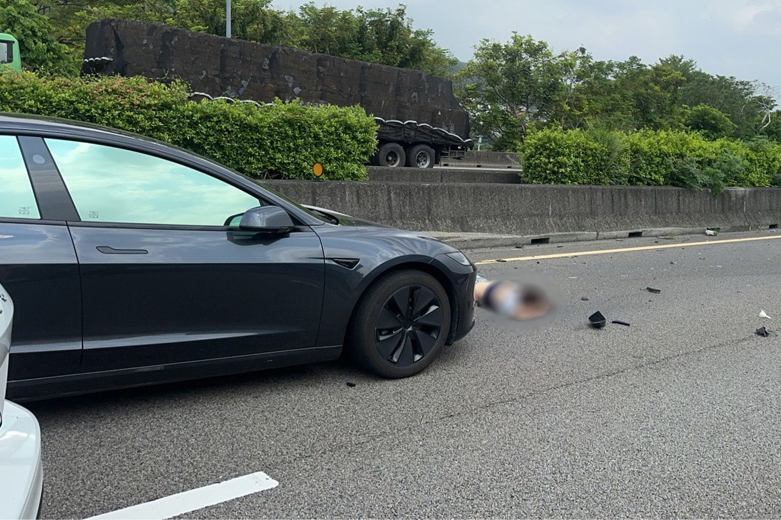 女子被拋出車外受傷。民眾提供
