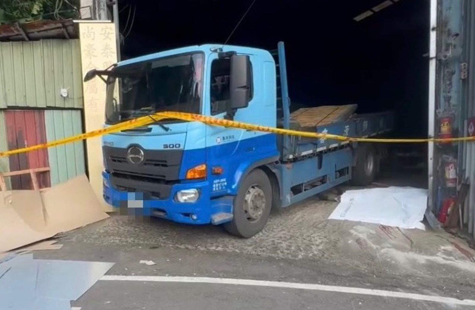 新北又傳工安意外　貨車司機卸貨遭鋼板爆頭亡