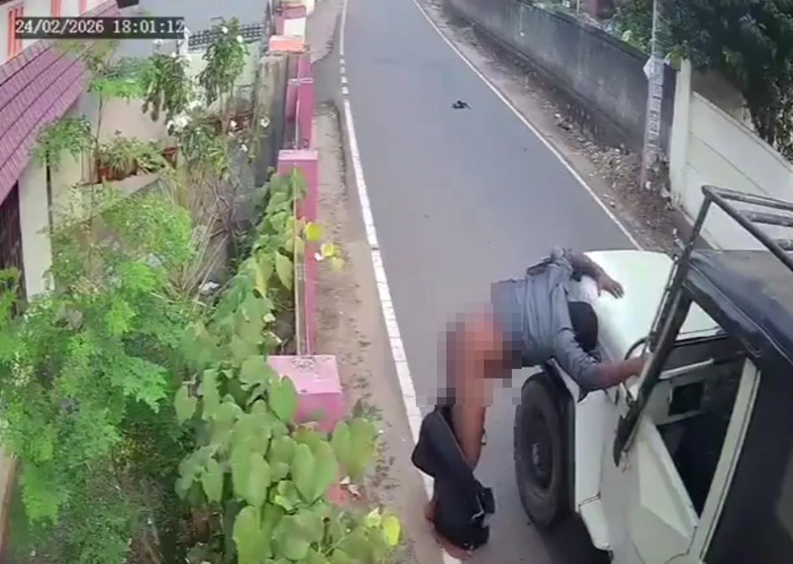 騎士褲子突然掉落。圖／翻攝自theworldwatch