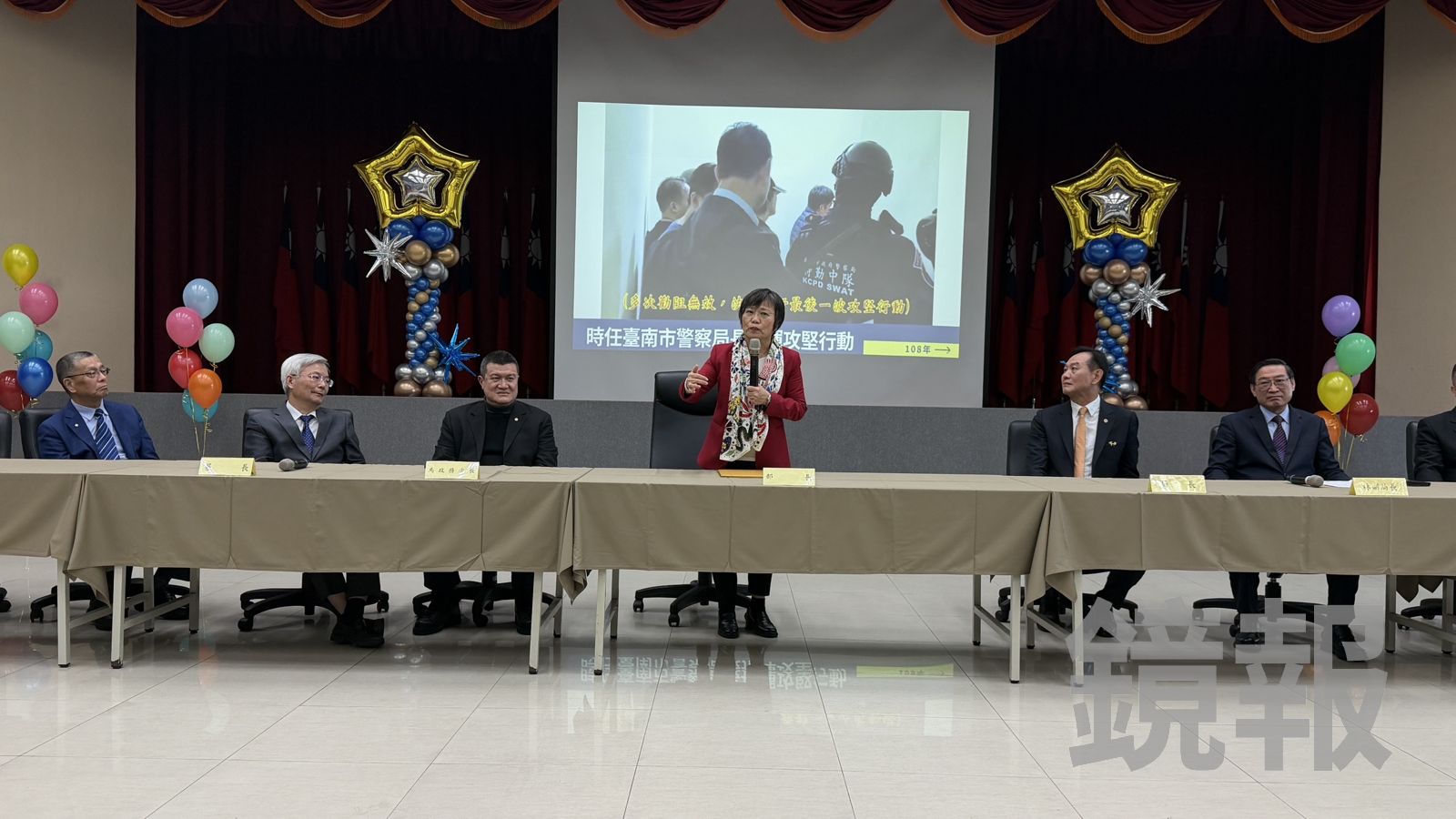 刑事龍頭周幼偉榮退前受勳 劉世芳一句「簽名球」意外曝光未來動向