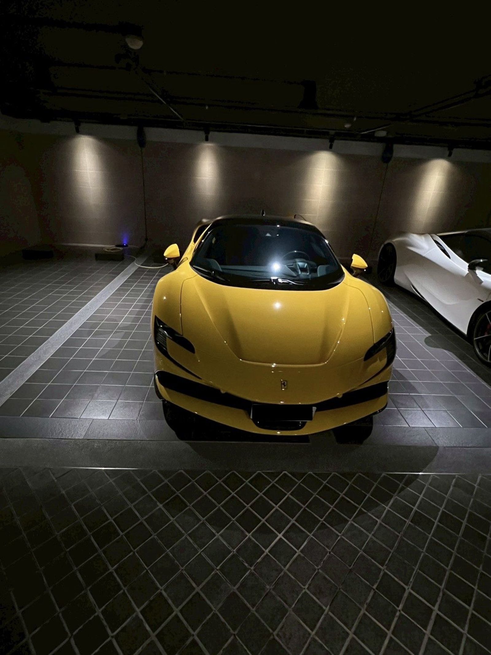 法拉利SF90 Stradale,要價4000萬元。翻攝畫面