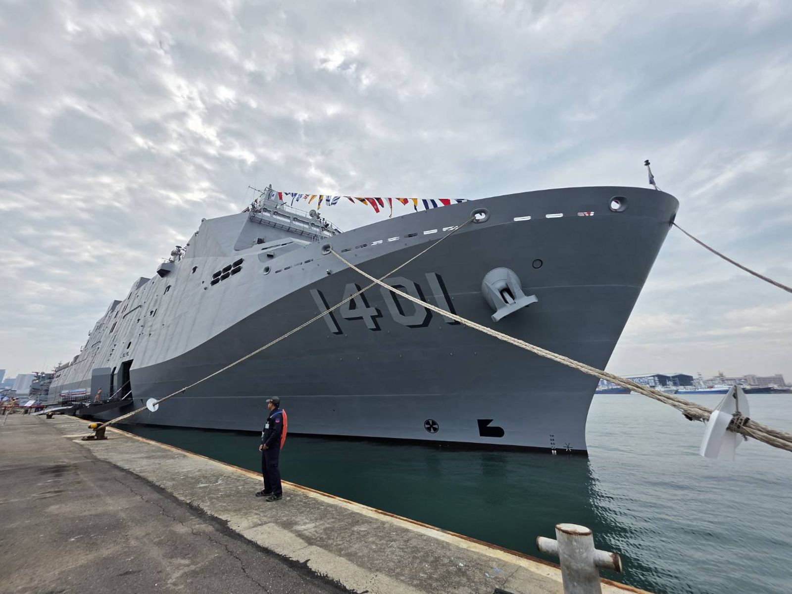 獨家/玉山軍艦赴美航訓 與美聖安東尼奧級兩棲運輸艦進行協同對抗演習