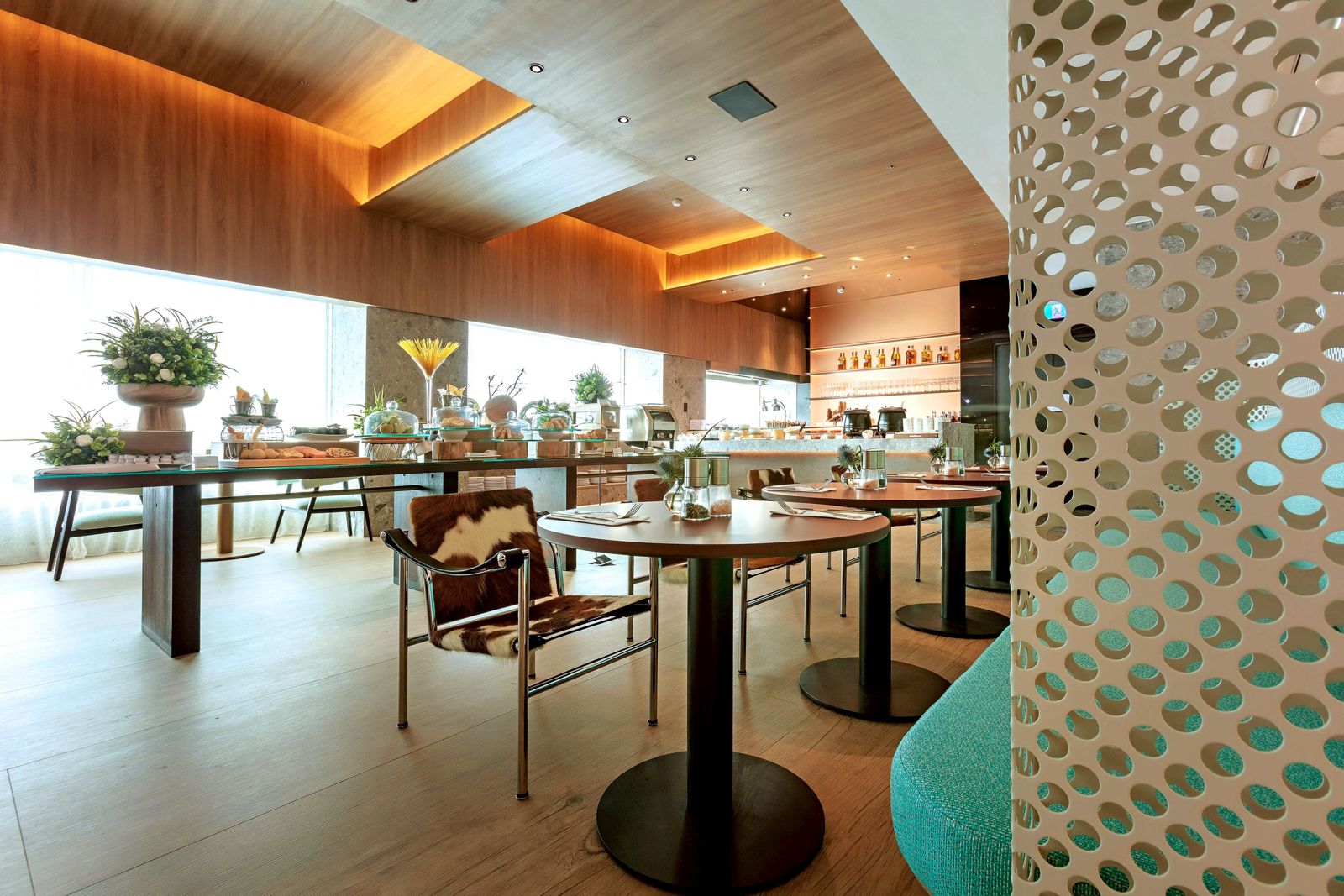 「板石咖啡廳」以大地沙色為基調，搭配磨石子紋理，營造溫暖而典雅的用餐氛圍。（國聯大飯店供圖）