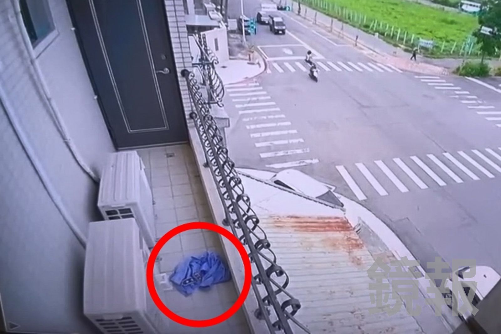 詐團驚見警方攻堅，緊急將中國公安制服拋下（紅圈處），全程都被自己在窗口裝設的監視器拍下，警方在扣押的硬碟檔案發現這段畫面，成為犯罪鐵證。民眾提供