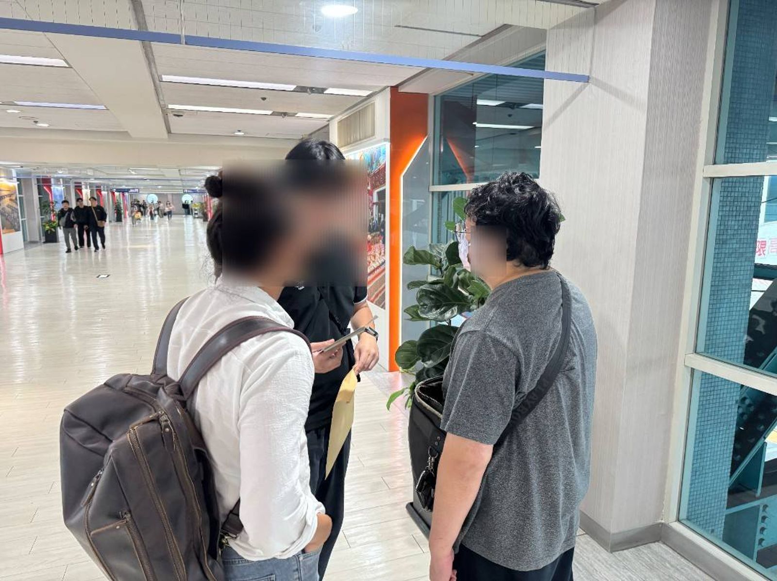 檢警24日深夜在小港機場拘提井雲蓉的李姓丈夫(右)。讀者提供