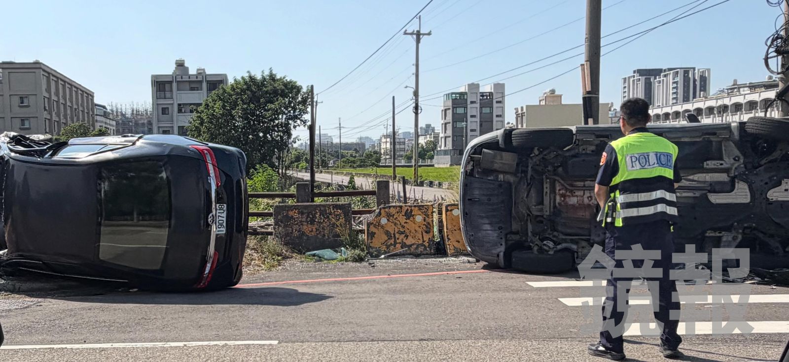 兩轎車在路口碰撞後雙雙側翻，恰好撞成了「立杯」的平手局面，特殊的車禍景象，引發不少網友討論。圖／畫面授權threads a3535s2071