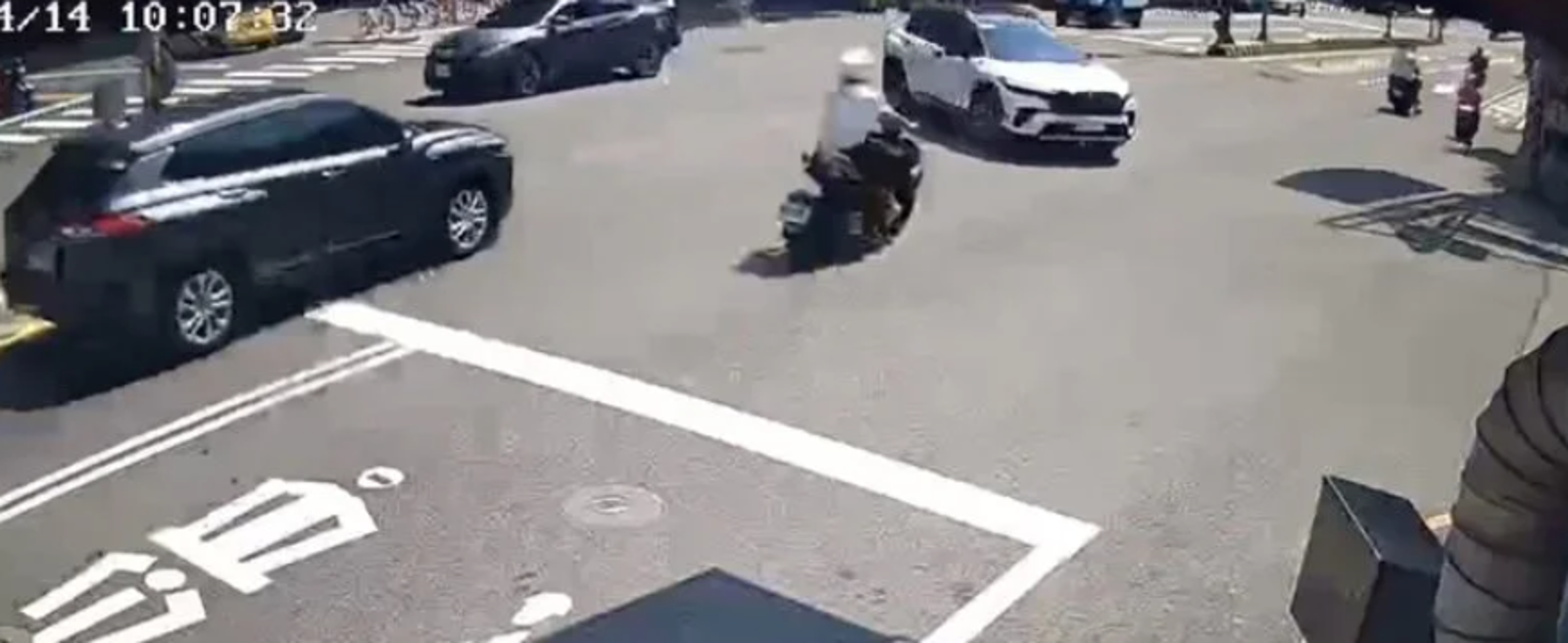 直行機車路口對撞左轉小黃　男大生重傷不治　成大將提前送畢業證書到靈堂