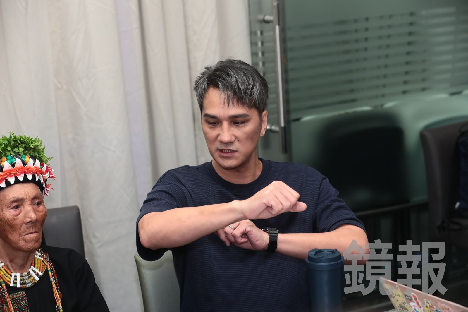 48歲馬志翔趴地演雲豹!被逗貓棒指揮「超級丟臉」 老婆看完反應曝光