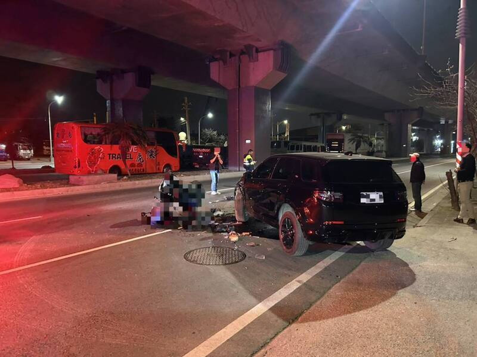 百萬路虎「鬼切」奪命!休旅車路邊起步未禮讓 直行騎士慘遭擊落不治