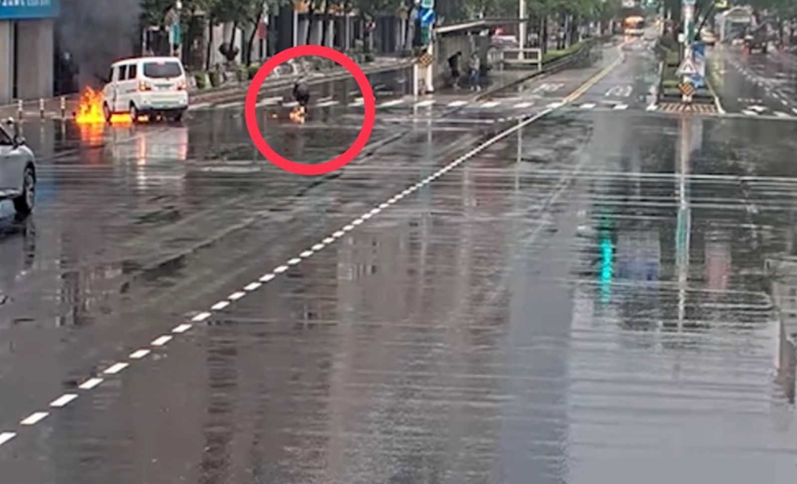 驚悚畫面曝!北市大安區廂型車撞機車引火 女騎士「火舌纏身」雨中狂奔
