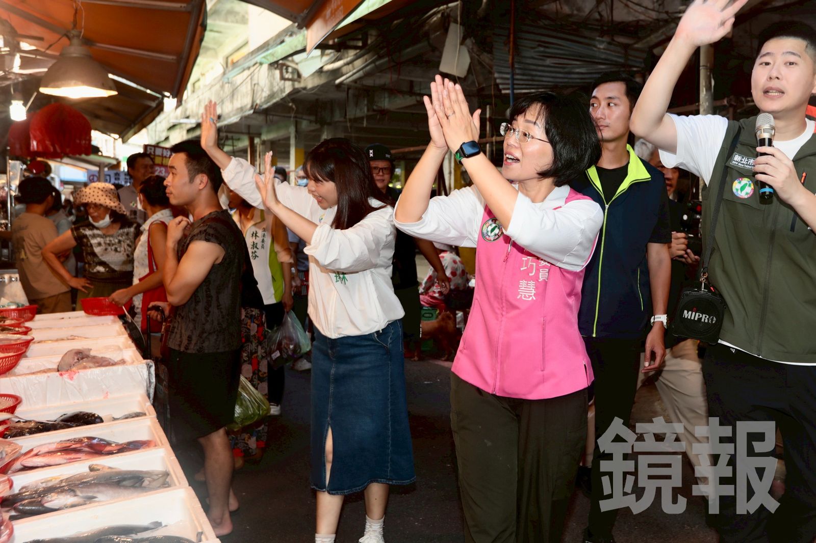 蘇巧慧今天一早到新北新店惠國市場，陪同罷團掃街拜票。（圖／林煒凱攝）