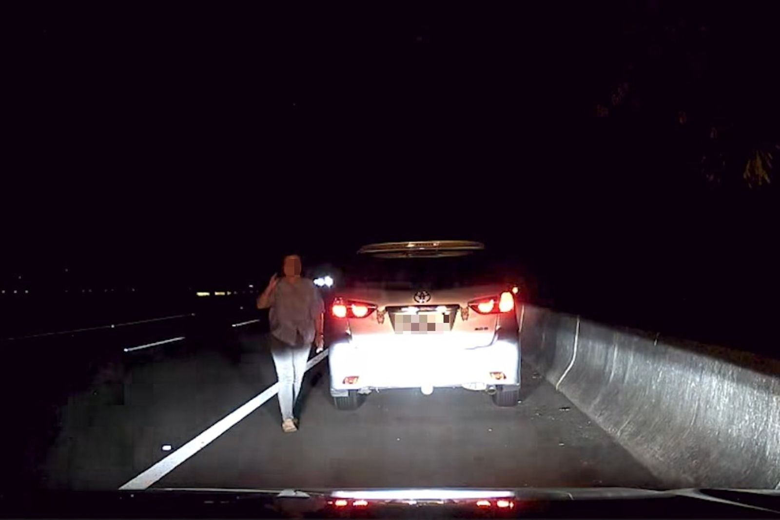 三寶大媽龜速佔內線！他切車道超車竟遭撞　網一看驚呼：敢併排的是勇士