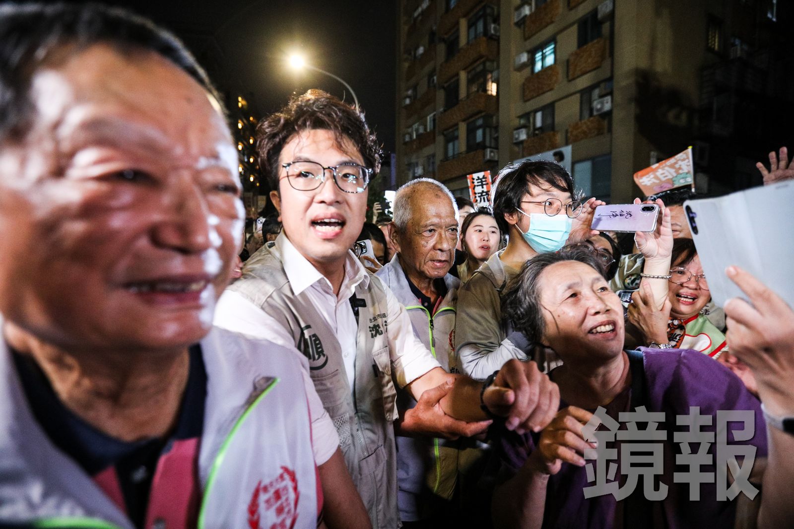 沈伯洋今天晚間與蔣萬安同場出席宮廟活動,並在大批支持者簇擁下進場。攝影鄒保祥