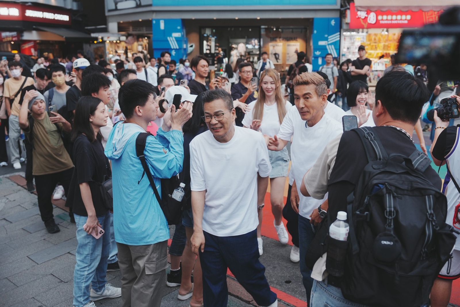 沈玉琳大病初癒後首個外景節目《人生無限好公司》，現身西門町快閃活動，吸引超多粉絲共襄盛舉。東森綜合台提供