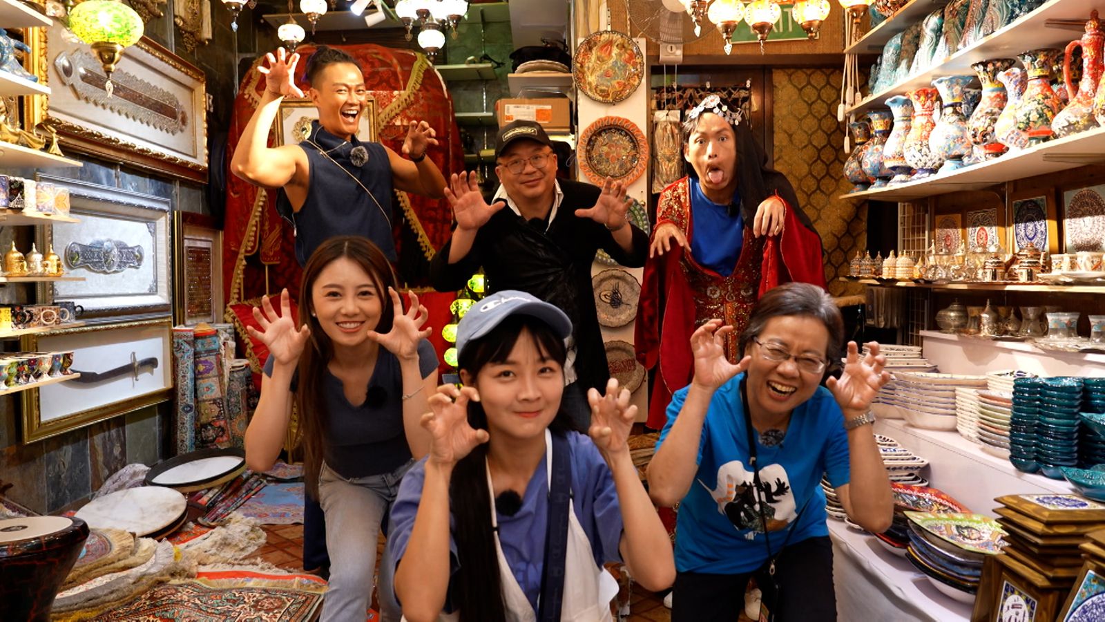 黃鐙輝在節目中詮釋演繹中東風格女裝，敬業演出讓大家笑聲不斷。公視台語台提供