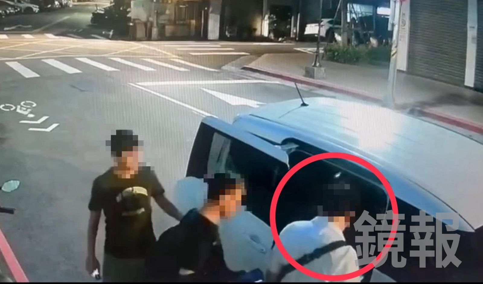 陳男遭董男等人強押上車。翻攝畫面